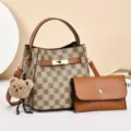 Sac seau monogramme classique avec pochette assortie et charmant pendentif ours pour femmes. - Khaki et Jaune Terreux