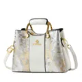 Elegante weiße Handtasche mit traditionellem Wolkenmuster, schickem Henkel und Gurt. - Creme/Stil 1