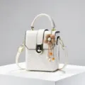 Mini geweven box handtas met handvat en stoffen bloemhanger, chique witte crossbody tas. - Wit