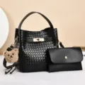 Sac à main seau en cuir tissé noir avec pochette assortie et charm de mignon d'ours. - Noir