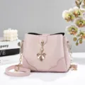 Borsa secchiello rosa, elegante borsa a tracolla in pelle con catena e ciondolo cristallo. - Rosa