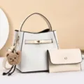 Sac seau tissé blanc classique avec pochette assortie et pendentif d'ours mignon pour les femmes. - Blanc