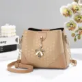 Borsa a secchiello beige chic con catena dorata e ciondolo fiocco, borsa elegante. - Kaki