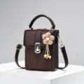 Donkerbruine vintage mini box tas met geweven detail, metalen slotje en bloemhanger. - koffiekleur