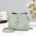 Borsa secchiello verde classica con motivo pied-de-poule, ciondolo fiocco e catena. - Verde