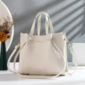 Elegante borsa a mano in ecopelle color crema con manici e tracolla per uso quotidiano. - Bianco avorio