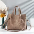 Borsa a mano tote in pelle PU con motivo floreale vintage, tracolla e manici superiori. - Marrone