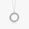 Gros plan détaillé du collier avec pendentif rond gravé personnalisé en métal argenté. - Étiquette Ronde / Or 18 carats / Acier