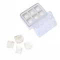Weisse Eiswuersfelform mit klarem Deckel und vier Diamant-Eiswürfeln fuer die Kueche DIY. - Edelsteinstil / Weiß