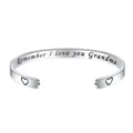 Détail de bracelet jonc en acier inoxydable avec citation gravée et cœurs aux bouts. - Style Love You Grandma / Argent