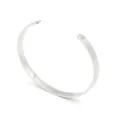 Gros plan détail d'un bracelet manchette ouvert minimaliste en acier inoxydable. - Argent