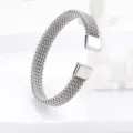 Gros plan détaillé du bracelet manchette en maille d'acier titane argenté à bouts carrés. - Acier