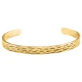 Gros plan détaillé du bracelet jonc ouvert doré en forme de C avec une surface texturée martelée. - Or