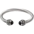 Bracelet jonc en acier inoxydable torsadé avec détails à carreaux. Vue détaillée. - Argent