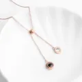 Collier en Y en acier titane or rose avec pendentifs en pierre noire et blanche variante - Or rose