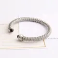Bracelet manchette en câble d'acier inoxydable, jonc ouvert avec perles noires. - Acier