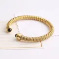 Bracelet manchette ouvert en fil d'acier inoxydable doré avec embouts à billes - Or