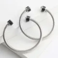 Bracelet manchette en fil d'acier torsadé avec embouts en carbone, bijoux tendance unisexe. - Acier (Noir)