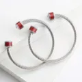 Bracelet manchette torsadé en acier inoxydable avec embouts en fibre de carbone rouge. - Acier (Rouge)