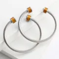 Bracelet manchette en câble d'acier inoxydable avec accents de fibre de carbone, bijou unisexe chic. - Acier (Or)