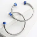 Bracelet manchette torsadé en acier inoxydable avec accent fibre de carbone bleu chic - Acier (Bleu)