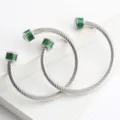 Bracelet jonc ouvert en fil d'acier inoxydable avec accents elegants en carbone vert. - Acier (Vert)