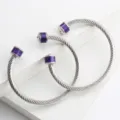 Bracelet jonc en câble torsadé en acier inoxydable avec embouts en carbone violet. - Acier (Violet)