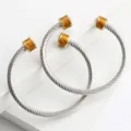 Bracelet manchette en fil d'acier inoxydable avec embouts en carbone, bijoux unisexe. - Bicolore Or (Or)
