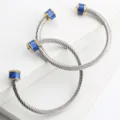 Bracelet jonc torsadé en acier inoxydable avec fibre de carbone bleue et détails dorés. - Bicolore Or (Bleu)