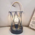 Vista detallada de la lámpara de mesa linterna de alambre metálico minimalista con bombilla LED. - Hexágono (Alimentado por Batería/Luz Blanca Cálida)