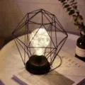Minimalistische ijzeren geometrische bureaulamp, USB oplaadbaar LED nachtlampje voor decor. - Puntige Diamant / Zwart / USB Opladen