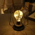 Luce notturna LED a gabbia di metallo geometrica, lampada da scrivania calda vintage - 17*17*21.5cm / Bianco caldo