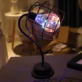 LED vintage metalen kooi bureaulamp, creatieve industriële tafellamp met kleurrijke gloeilamp voor decor. - Zwart Vierkleurig