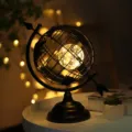 Metalen Wereldbol Nachtlamp LED Decoratieve Tafellamp Zwarte Smeedijzeren Variant - Warm wit licht / Zwart