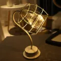 Creatieve LED tafellamp met retro draadmand design, USB aangedreven bureaulamp voor decoratie. - Wit Warm Wit