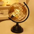 Creatieve metalen wereldbol LED decoratieve nachtlamp, moderne stijlvolle bureaulamp. - Warm wit licht / Goud