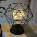 Minimalistische geometrische ijzeren LED nachtlamp tafellamp, romantische kamer decor verlichting. - Diamant / Zwart / USB Opladen