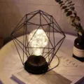 Minimalistische geometrische ijzeren tafellamp, USB oplaadbaar LED-nachtlampje voor thuis. - Puntige Diamant / Zwart / Batterijgevoed