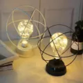 Minimalistische smeedijzeren LED nachtlamp, USB oplaadbare geometrische tafellamp voor decor. - Aarde / Wit / Batterijgevoed