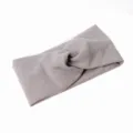 Bandeau croisé en tricot côtelé gris, tissu doux et extensible pour le sport. - Gris clair