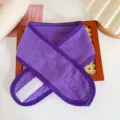 Vista detallada de una diadema de maquillaje de tela de toalla morada con cierre de velcro - Púrpura profundo