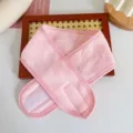 Vista detallada de la suave diadema de rizo rosa con cierre de velcro ajustable para maquillaje. - Rosa Claro