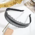 Vue détaillée du serre-tête large étincelant en strass, accessoire de cheveux élégant. - Style à Bord Bosselé / Bord en Zigzag Blanc