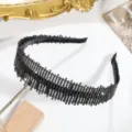 Vue détaillée d'un serre-tête large noir brillant en strass, accessoire de cheveux élégant. - Bord en Zigzag Gris