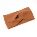 Vue détaillée du bandeau torsadé en tricot marron avec un tissu côtelé doux. - Couleur caramel