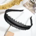 Détail de serre-tête large en résille noire avec strass, accessoire cheveux étincelant. - Bord en Zigzag Noir