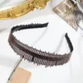 Vue détaillée d'un serre-tête large scintillant en strass, accessoire de cheveux élégant pour femme. - Style à Bord Bosselé / Or Rose Bord Bosselé