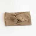 Vue détaillée du bandeau torsadé en tricot côtelé doux de couleur kaki, montrant la texture. - Khaki