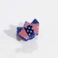 Vue détaillée de la mini pince à cheveux avec motif patriotique du drapeau américain. - Style Fusée Base Bleue