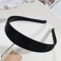 Gros plan détaillé d'un serre-tête large en strass noir étincelant, accessoire de cheveux chic. - Noir Strass